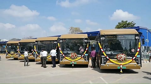 சென்னையில் மின்சார குளிர்சாதன பிரீமியம் பேருந்துகள்: அமைச்சர் சிவசங்கர் தொடங்கி வைத்தார்