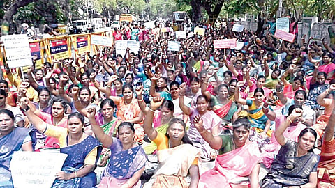 ஊதிய உயர்வு, பணிநிரந்தரம் உள்ளிட்ட கோரிக்கைகளை வலியுறுத்தி சென்னை எழும்பூர், ராஜரத்தினம் மைதானம் அருகே நேற்று ஆர்ப்பாட்டத்தில் ஈடுபட்ட அரசு பள்ளி எல்கேஜி, யுகேஜி ஆசிிரியர்கள்.| படம்: ம.பிரபு | 