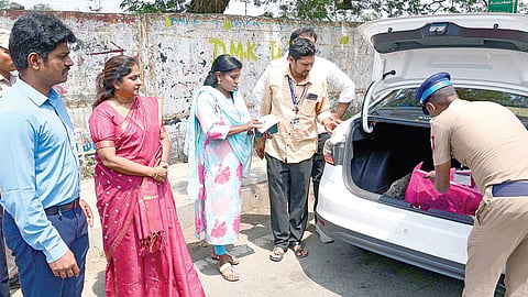 தேர்தல் நடத்தை விதிகள் அமலுக்கு வந்ததால், மாவட்ட தேர்தல் அலுவலர் தலைமையில் சென்னை சிட்லப்பாக்கம் பகுதிகளில் வாகன சோதனை நடத்தப்பட்டது. படம்:எம்.முத்துகணேஷ்