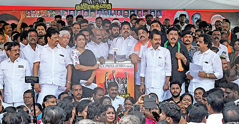 தமிழக அரசை கண்டித்து அதிமுக சார்பில் எதிர்கட்சித் தலைவர் கே.பழனிசாமி தலைமையில் தேசிய ஜனநாயகக் கூட்டணி கட்சியினர் சென்னையில் நேற்று ஆர்ப்பாட்டம் நடத்தினர். படம்: ம. பிரபு