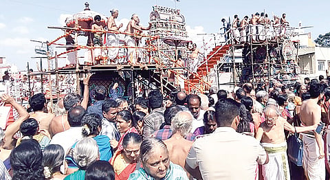 மயிலாப்பூர் ஸ்ரீ வேதாந்த தேசிகர் தேவஸ்தானத்தில் அமைந்துள்ள ஸ்ரீ நிவாஸ பெருமாள் கோயிலில் நேற்று முன் தினம் மகா சம்ப்ரோக் ஷணம் நடைபெற்றது. இதில் திரளான பக்தர்கள் பங்கேற்று சுவாமி தரிசனம் செய்தனர். | படங்கள்: எம்.ஸ்ரீநாத் |