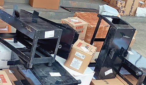 உடுமலை அனுசம் நகரில் உள்ள தனியார் கூரியர் கிளையில் விநியோகத்துக்காக குவிந்துள்ள விறகு அடுப்பு பார்சல்கள்.
