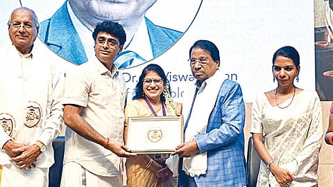 தமிழ் மற்றும் புலம்பெயர் தமிழ் ஆய்வு நிறுவனம் சார்பில் வஞ்சி உலகத் தமிழ் மரபு திரைப்படதொடக்க விழா சென்னை விஐடி வளாகத்தில் நேற்று நடைபெற்றது. இதில் சிறப்பு விருந்தினராக பங்கேற்ற விஐடி வேந்தர் கோ.விசுவநாதனுக்கு நினைவு பரிசை புலம்பெயர் தமிழர் நிறுவன தலைவர் கலைமதி, துணைத் தலைவர் பாலா கண்ணன் வழங்கினர். உடன் பெண்ணாடம் வள்ளலார் அறநிலையத்தின் தலைவர் முத்துஜோதி, புலம்பெயர் தமிழர் ஆய்வு நிறுவன துணை தலைவர் ரேவதி சுயம்புலிங்கம், தயாரிப்பாளர் மாலா மணியன். படம்:எம்.முத்துகணேஷ்