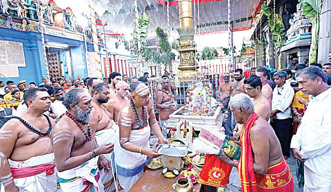 சென்னை மயிலாப்பூர் கபாலீஸ்வரர் கோயில் பங்குனி திருவிழா கொடியேற்றத்துடன் நேற்று தொடங்கியது. இதில் பக்தர்கள் ஏராளமானோர் கலந்து கொண்டனர்.