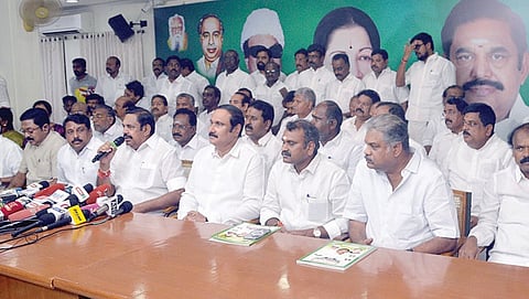 அதிமுகவில் 23 வேட்பாளர்கள் பட்டியல் வெளியீடு - முன்னாள் அமைச்சர்கள் 21 பேருக்கு மீண்டும் வாய்ப்பு
