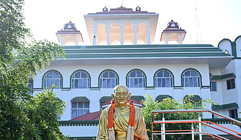 உடலை வாங்காமல் அரசியல் செய்வதா? - மானாமதுரை இளைஞர் வழக்கில் நீதிபதிகள் கேள்வி
