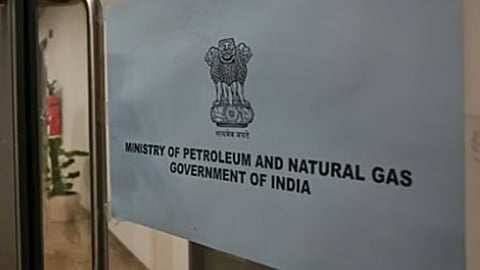 60 நாட்களுக்குத் தேவையான எரிபொருள் கையிருப்பு உள்ளது: பெட்ரோலிய அமைச்சகம் விளக்கம்