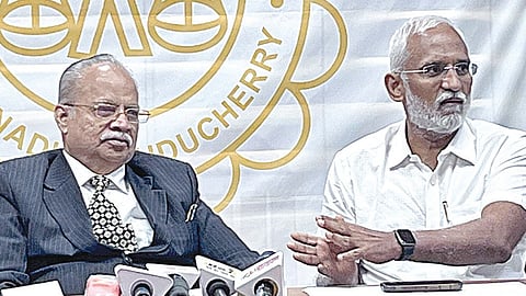பார் கவுன்சில் தேர்தல் தலைமை அதிகாரி ஓய்வுபெற்ற நீதிபதி கே.என்.பாஷா, உயர்மட்டக் குழு உறுப்பினர் இ.ஓம் பிரகாஷ் ஆகியோர் தேர்தல் குறித்து நேற்று விளக்கினர்.