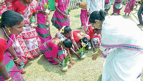 மேற்குவங்க மாநிலம் பங்குரா மாவட்டத்தின் ராய்ப்பூர் கிராமத்துக்கு முதல்வர் மம்தா பானர்ஜி நேற்று பிரச்சாரத்துக்கு சென்றார். அப்போது பெண்கள் அவருக்கு கும்ப மரியாதை செலுத்தினர். படம்: பிடிஐ