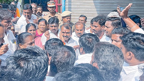 பழநி தொகுதியை பாஜகவுக்கு ஒதுக்காததைக் கண்டித்து மத்திய இணை அமைச்சர் எல்.முருகனை முற்றுகையிட்டு வாக்குவாதத்தில் ஈடுபட்ட நிர்வாகிகள், தொண்டர்கள்.
