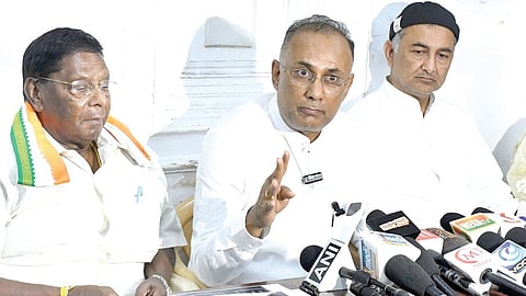 புதுச்சேரி காங்கிரஸ் கட்சி அலுவலகத்தில் செய்தியாளர்களை சந்தித்த கர்நாடக சுகாதாரத் துறை அமைச்சர் தினேஷ் குண்டுராவ். உடன் முன்னாள் முதல்வர் நாராயணசாமி, புதுச்சேரி காங்கிரஸ் பொறுப்பாளர் அஞ்சலி நிம்பல்கர் உள்ளிட்டோர். படம் எம்.சாம்ராஜ்