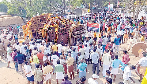 பொன்னேரி அருகே திருப்பாலைவனம் திருப்பாலீஸ்வரர் கோயில் திருத்தேர் திருவிழாவில் தேர் கவிழ்ந்தது.