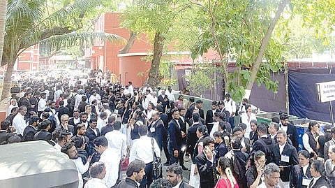 தமிழ்நாடு - புதுச்சேரி பார் கவுன்சில் தேர்தல் நேற்று நடைபெற்றது. சென்னை உயர்நீதிமன்ற வளாகத்தில் வாக்களிக்க நீண்ட வரிசையில் காத்திருக்கும் வழக்கறிஞர்கள்.படம் :எல்.சீனிவாசன்