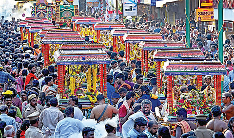 மயிலாப்பூர் கபாலீஸ்வரர் கோயில் பங்குனிப் பெருவிழாவில் அறுபத்து மூவர் உற்சவத்தின்போது 63 நாயன்மார்கள் நேற்று வீதி உலா வந்து பக்தர்களுக்கு அருள்பாலித்தனர். | படங்கள்: ம.பிரபு |