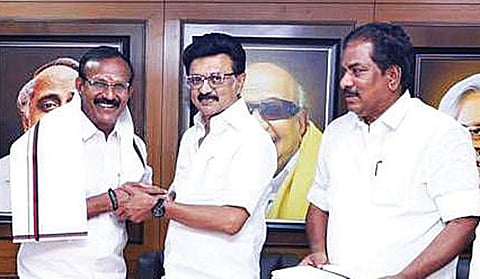 சென்னையில் முதல்வர் ஸ்டாலின் முன்னிலையில் திமுகவில் இணைந்த முன்னாள் எம்எல்ஏ கே.தமிழரசன். உடன், அமைச்சர் பி.மூர்த்தி.