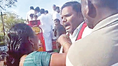திருச்செந்தூர் அருகே உள்ள கல்விளை கிராமத்தில் வாக்கு சேகரிக்கச் சென்ற அனிதா ராதாகிருஷ்ணன் மற்றும் திமுகவினரிடம் ஏன் வாக்குறுதிகளை நிறைவேற்றவில்லை எனக் கேள்வி கேட்டு பெண்கள் வாக்குவாதம் செய்தனர்.