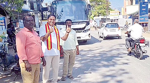 தவெக நிர்வாகிகள், தொண்டர்கள் தேர்தல் பணிகளை புறக்கணித்ததால், திருத்தணி வேட்பாளர் சத்யகுமார் தன்னந்தனியாக நேற்று தேர்தல் பிரச்சாரத்தில் ஈடுபட்டார்.