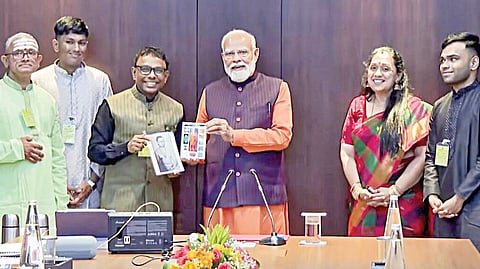 பிரதமர் மோடியுடன் இசையமைப்பாளர் ரமேஷ் விநாயகம் குடும்பத்தினர்.