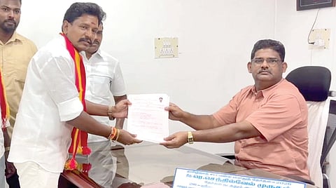 ஸ்ரீவைகுண்டம் தொகுதி தேர்தல் நடத்தும் அதிகாரியிடம் வேட்பு மனுதாக்கல் செய்த தவெக வேட்பாளர் அன்னை வி.ஜி.சரவணன்.
