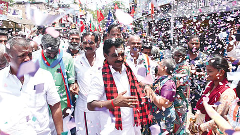 சோழவந்தான் தொகுதியில் பிரச்சாரத்தின்போது திமுக வேட்பாளர் வெங்கடேசனை மலர் தூவி வரவேற்ற பெண்கள்.