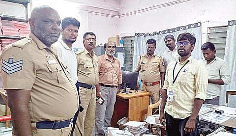 சாயல்குடி அருகே பறிமுதலான நகைகள் முதுகுளத்தூர் துணை வட்டாட்சியர் ராஜ்குமாரிடம் ஒப்படைக்கப்பட்டன.