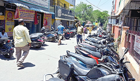 சென்னை வடபழனி முருகன் கோயிலை சுற்றியுள்ள பகுதி சாலையை ஆக்கிரமித்து வாகனங்கள் நிறுத்தப்படுவதால் பக்தர்கள் சிரமத்துக்கு ஆளாகின்றனர். | படம்: எஸ்.சத்தியசீலன் |
