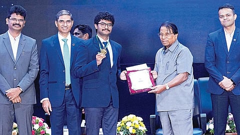 விஐடி சென்னையில் நடந்த பல்கலைக்கழக தின விழாவில் வேந்தர் கோ.விசுவநாதன் சிறந்த மாணவருக்கு சான்றிதழ் வழங்கினார். உடன், விஐடி துணைத் தலைவர் ஜி.வி.செல்வம், இந்தியன் வங்கி தலைமை செயல் அதிகாரி பினோத் குமார், மேஜர் வைபவ் சவுராசியா, துணைவேந்தர் தியாகராஜன், இயக்குநர் சத்தியநாராயணன், கூடுதல் பதிவாளர் மனோகரன்.