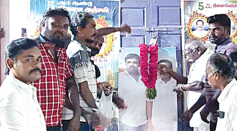 சாத்தான்குளத்தில் ஜெயராஜ், பென்னிக்ஸ் படத்துக்கு பொதுமக்கள் மாலை அணிவித்து மரியாதை செலுத்தினர்.