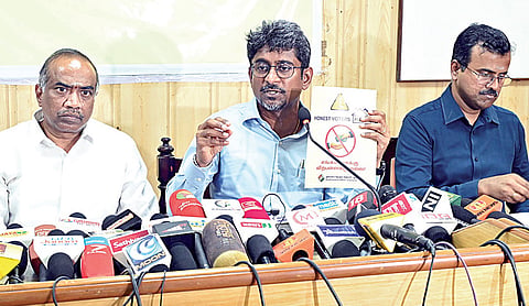 தேர்தல் ஆணையத்தால் வெளியிடப்பட்டுள்ள, ‘எங்கள் வாக்கு விற்பனைக்கு அல்ல’ போஸ்டரை வெளியிட்ட புதுச்சேரி தலைமைத் தேர்தல் அதிகாரி ஜவஹர். உடன் அதிகாரிகள் தில்லை வேல் மற்றும் கந்தசாமி. | படம்: செ. ஞானபிரகாஷ் |