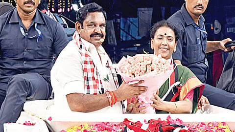 அதிமுக வேட்பாளர் கோகுல இந்திராவை ஆதரித்து பிரச்சாரம் செய்த பொதுச் செயலாளர் பழனிசாமி.