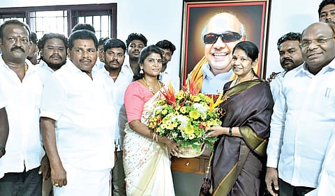 தூத்துக்குடியில் கனிமொழி எம்.பி. முன்னிலையில் அஜிதா ஆக்னல் திமுகவில் இணைந்தார். அமைச்சர் அனிதா ஆர்.ராதாகிருஷ்ணன் உள்ளிட்டோர் உடனிருந்தனர்.
