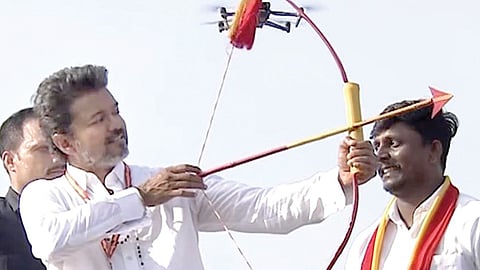 பிரச்சாரக் கூட்டத்தில் வேட்பாளர் வழங்கிய நினைவு பரிசுடன் விஜய்.
