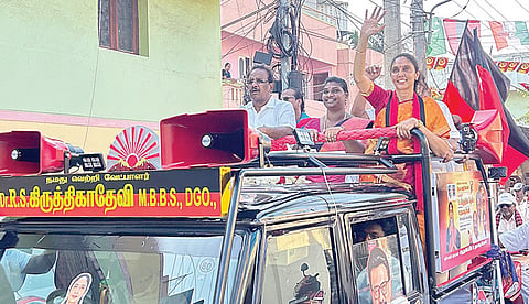 தாம்பரம் தொகுதியில் திறந்த வாகனத்தில் வாக்கு சேகரித்த திமுக வேட்பாளர் மருத்துவர் கிருத்திகா தேவி.