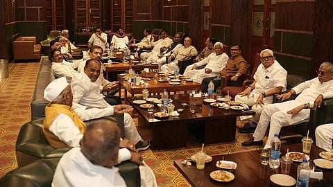 கர்நாடகாவில் அமைச்சர் பதவி கேட்டு 30 எம்எல்ஏ-க்கள் டெல்லிக்கு பயணம்: முதல்வர் சித்தராமையாவுக்கு நெருக்கடி