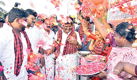 திமுக வேட்பாளர் சா.மு.நாசரை மலர்தூவி வரவேற்ற தொகுதி மக்கள்