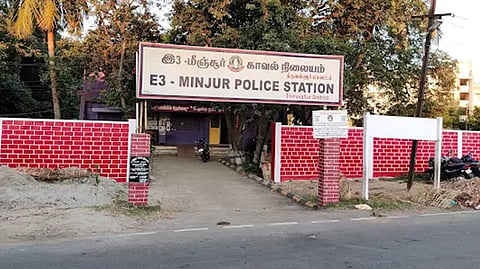சென்னை அருகே மீஞ்சூரில் கல்லூரி மாணவிக்கு சரமாரி வெட்டு - இளைஞர் கைது, இருவருக்கு வலை