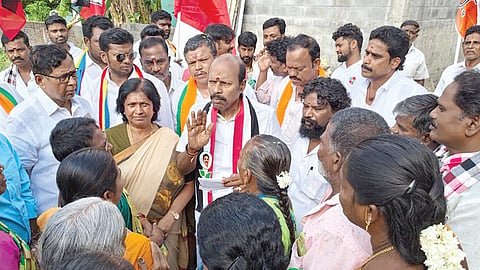 அதிமுக வேட்பாளர் சிட்லப்பாக்கம் ராஜேந்திரன் பீர்க்கன்காரணை பகுதியில் வாக்கு சேகரித்தார்.