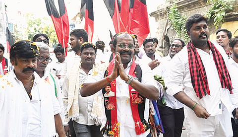 திருவிக நகர் தொகுதி செல்வ விநாயகர் கோயில் பகுதியில் வாக்கு சேகரிப்பில் ஈடுபட்ட திமுக வேட்பாளர் கே.எஸ்.ரவிச்சந்திரன். | படங்கள்: ம.பிரபு |