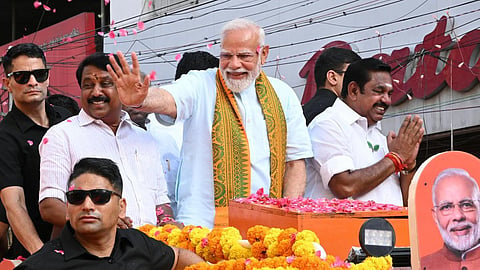 நாகர்கோவிலில் பிரதமர் மோடி ரோடு ஷோ: தொண்டர்களுடன் கைகுலுக்கி உற்சாகம்