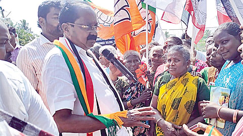 பொதுமக்களிடம் குறைகளைக் கேட்டு, வாக்குசேகரித்த அதிமுக வேட்பாளர் ராஜசேகர்.