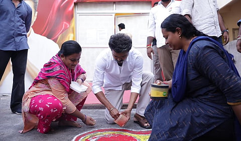 பெரம்பூர் தொகுதியில் வீடு வீடாக வாக்கு சேகரித்த தவெக தலைவர் விஜய்!