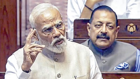 மகளிர் இடஒதுக்கீடு திருத்த மசோதா உட்பட 3 மசோதாக்கள் குறித்து விவாதம் நடத்த நாடாளுமன்ற சிறப்புக் கூட்டத் தொடர் நடைபெற்று வருகிறது. மாநிலங்களவையில் நேற்று நடைபெற்ற விவாதத்தில் பேசிய பிரதமர் மோடி. படம்: பிடிஐ