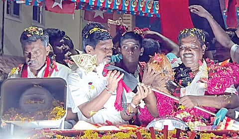சோழிங்கநல்லூரில் திமுக வேட்பாளருக்கு சேவல், வேல் பரிசு வழங்கி வரவேற்பு அளிக்கப்பட்டது.