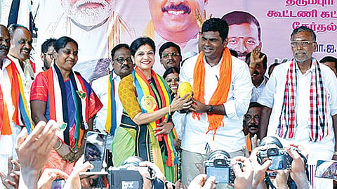 தருமபுரி பிரச்சார பொதுக்கூட்டத்தில் பாஜக முன்னாள் மாநில தலைவர் அண்ணாமலை பங்கேற்றார்.