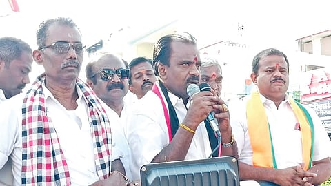அதிமுக வேட்பாளர் செல்வமோகன்தாஸ் பாண்டியன் வாக்கு கேட்டு பிரச்சாரம் செய்தார்.