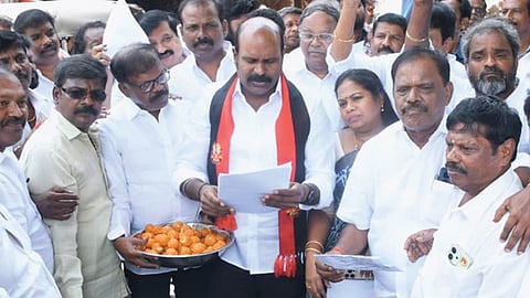 படம்: தி.நகர் தொகுதியில் தீவிர வாக்குசேகரிப்பில் ஈடுபட்டுள்ள திமுக வேட்பாளர் ராஜா அன்பழகன்.