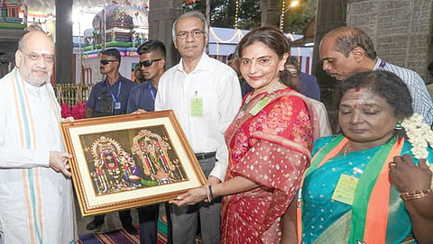 மயிலாப்பூர் கபாலீஸ்வரர் கோயிலில் சாமி தரிசனம் செய்ய வந்த மத்திய உள்துறை அமைச்சர் அமித் ஷாவுக்கு நினைவுப்பரிசு வழங்கி வரவேற்ற அறங்காவலர் குழு தலைவர் விஜயகுமார் ரெட்டி, அப்போலோ மருத்துவமனை செயல் துணை தலைவர் ப்ரீதா ரெட்டி ஆகியோர். உடன், மயிலாப்பூர் தொகுதி பாஜக வேட்பாளர் தமிழிசை சவுந்தர்ராஜன் உள்ளார்.