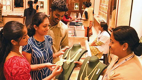 அட்சய திருதியை நாளில், கோவை ராஜவீதியில் உள்ள ஒரு நகைக்கடையில் குறைந்த அளவிலான வாடிக்கையாளர்களே நகை வாங்க வந்திருந்தனர்