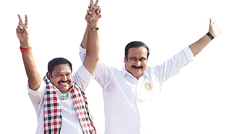 எடப்பாடி சட்டப்பேரவை தொகுதியில் ஜலகண்டாபுரத்தில் அதிமுக பொதுச் செயலாளர் பழனிசாமி மற்றும் பாமக தலைவர் அன்புமணி ராமதாஸ் இணைந்து பிரச்சாரம் மேற்கொண்டனர்.