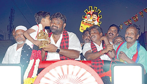 நந்திவரம் பகுதியில் பிரச்சாரம் மேற்கொண்ட திமுக வேட்பாளர் கார்த்திக் தண்டபாணி.